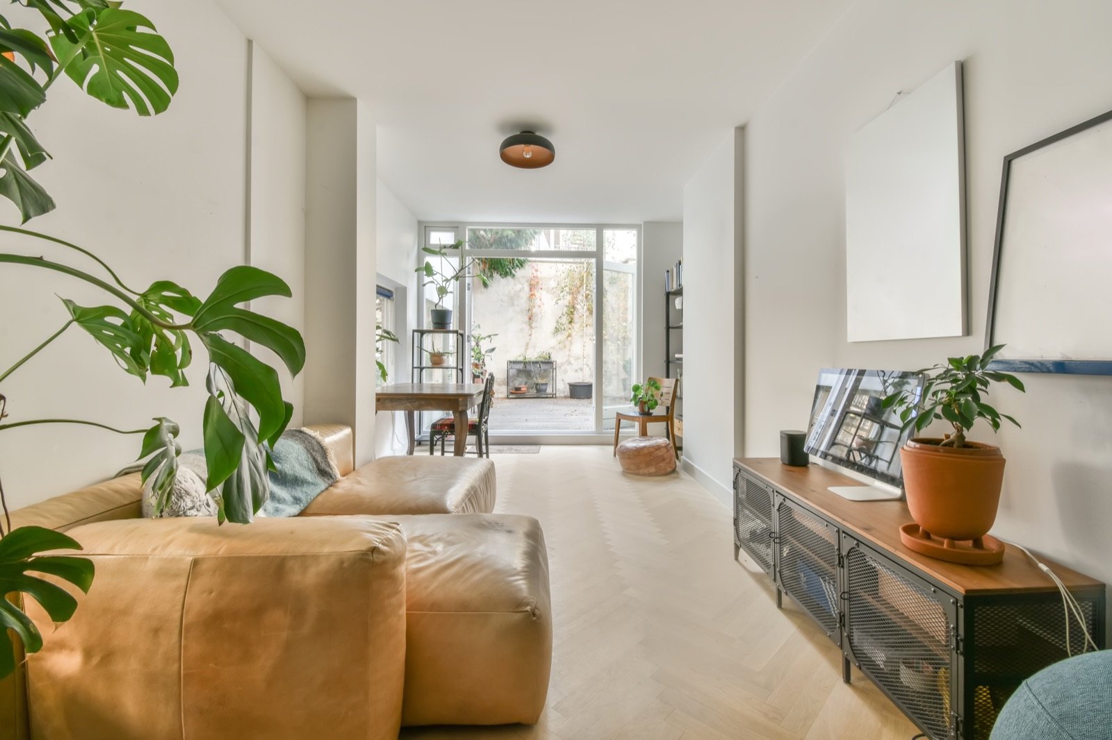 Sala contemporánea con vista al jardín